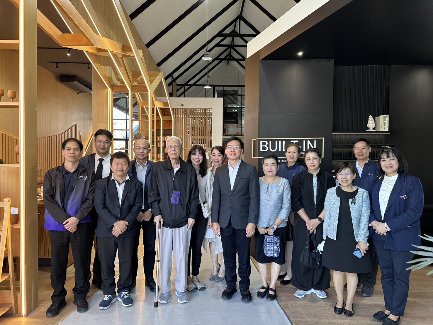 ผู้บริหารสำนักงานมหาวิทยาลัย เข้าเยี่ยมคารวะและสวัสดีปีใหม่ อดีตอธิการบดีและที่ปรึกษาอธิการบดีมหาวิทยาลัยเชียงใหม่